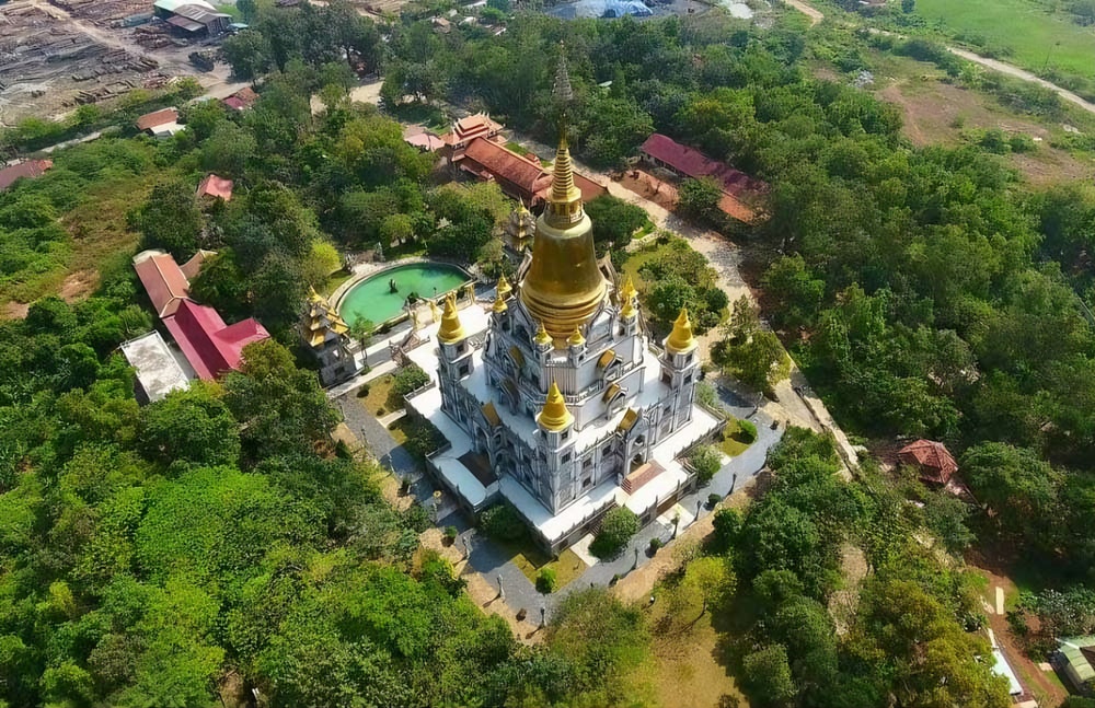 Khuôn viên chùa rộng lớn